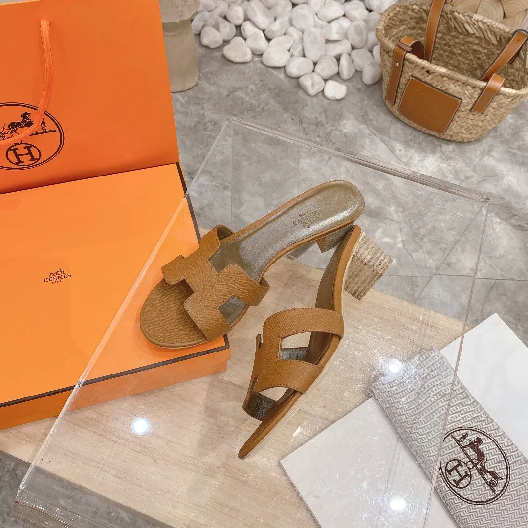 👟👟Ex-factory price 300👟👟 Genuine leather sole +40 🦄Hermès "Palm Print" has added new color sandals, "Year-round shipment" with three-dimensional concave and convex feeling on the classic "H" upper... It is a must-have item in your wardrobe, and it is magically versatile in this summer! This model fully demonstrates the classic Hermès style "palm print". Classic calfskin material ~ imported sheepskin. Lining 🐎Size: 34~42. Heel height ② type: low heel 1.5cm. Medium heel 4.5cm. Genuine leather sole +40 rubber sole.